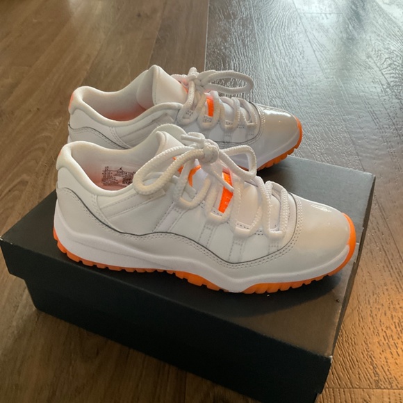 Jordan Retro 11 Low Preschool size 2Y - Picture 2 of 4